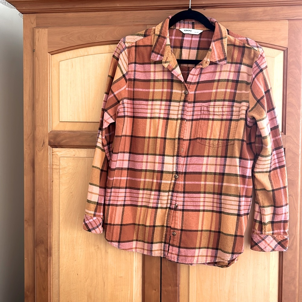 Sonoma Women’s plaid button up shirt.